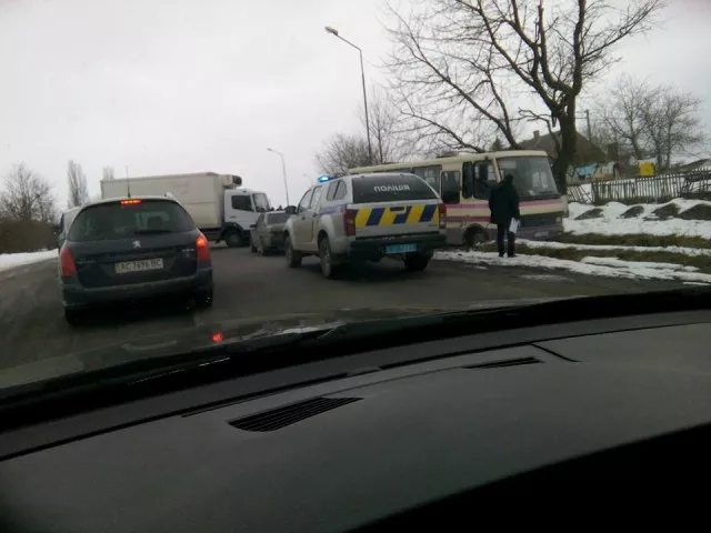 У селі під Луцьком зіткнулися рейсовий автобус "Володимир-Волинський - Луцьк" і вантажівка 4