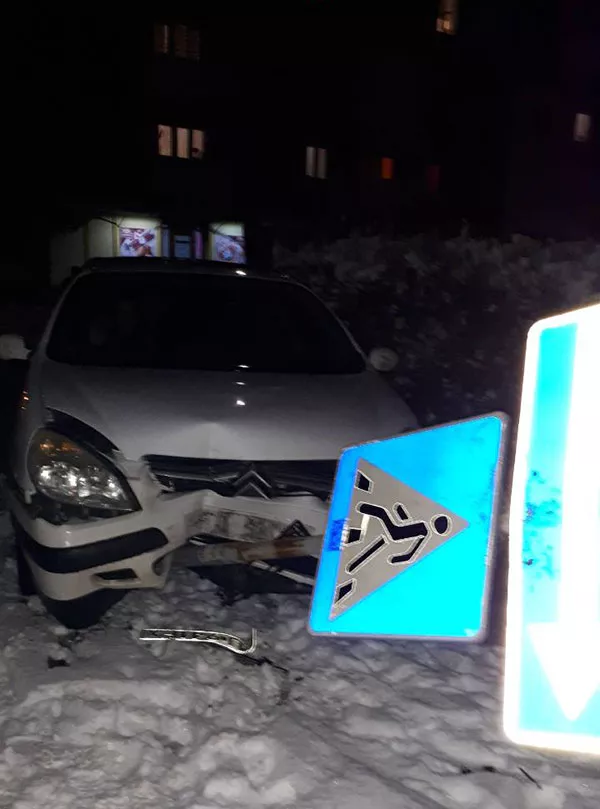 Поламані знаки та побиті авто, - ДТП у Нововолинську 3