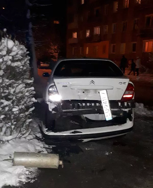 Поламані знаки та побиті авто, - ДТП у Нововолинську 2