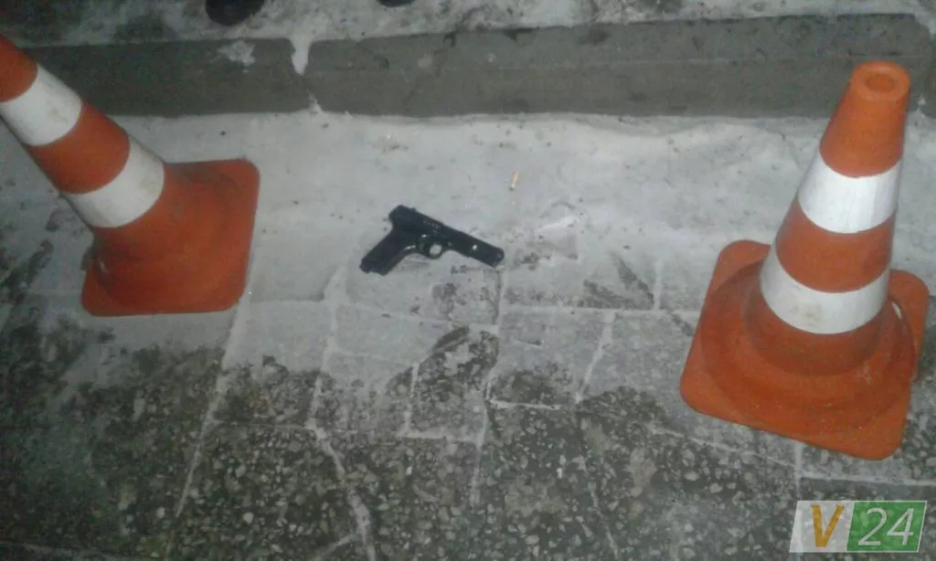 У Луцьку біля нічного клубу двоє невідомих викинули пістолет 1