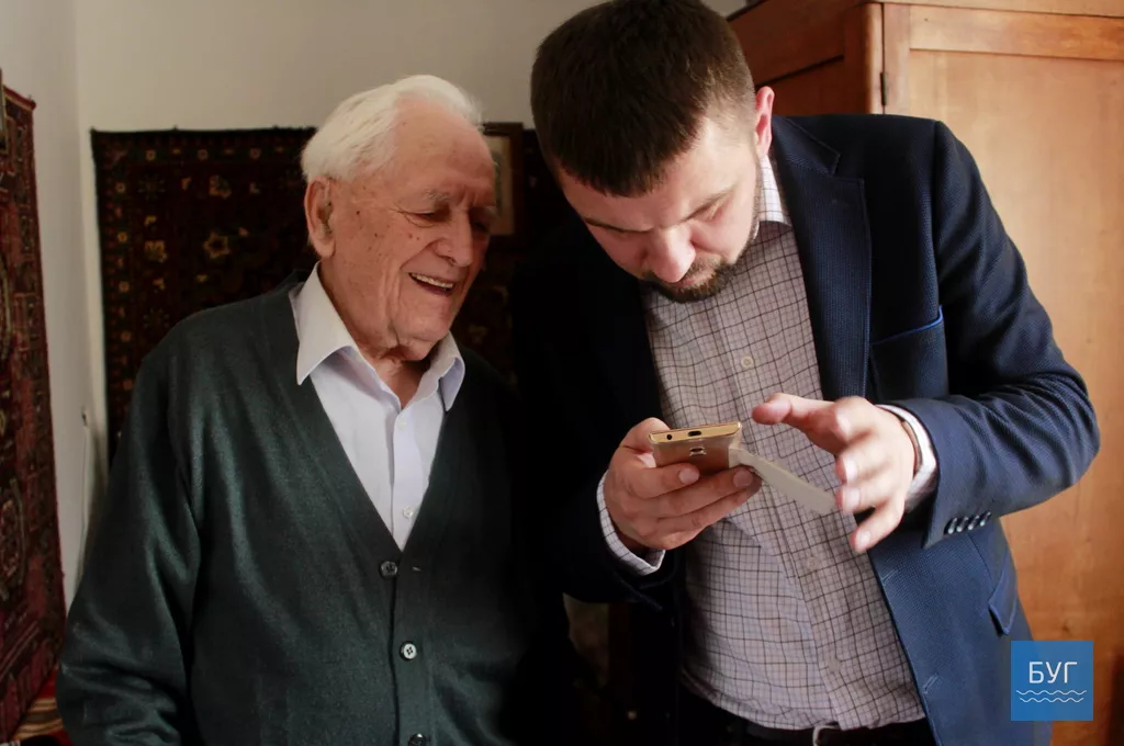 Народний депутат Ігорь Гузь передав почесному громадянину Володимира-Волинського нагороду Верховної Ради України 13