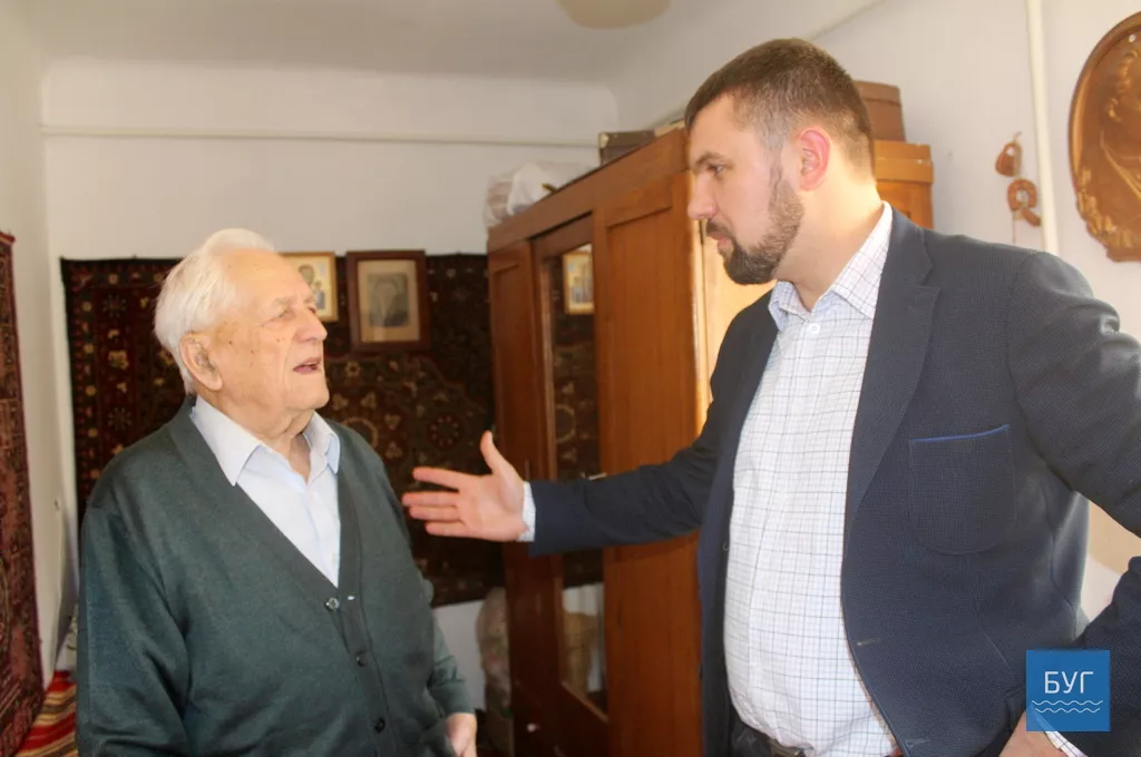 Народний депутат Ігорь Гузь передав почесному громадянину Володимира-Волинського нагороду Верховної Ради України 3