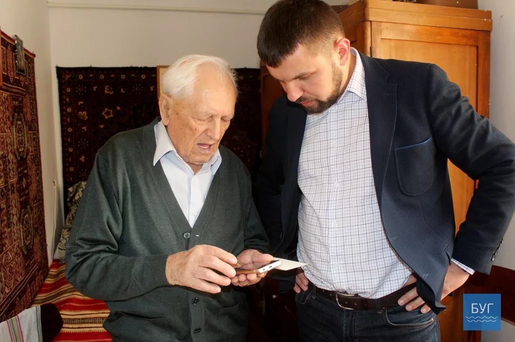 Народний депутат Ігорь Гузь передав почесному громадянину Володимира-Волинського нагороду Верховної Ради України 6