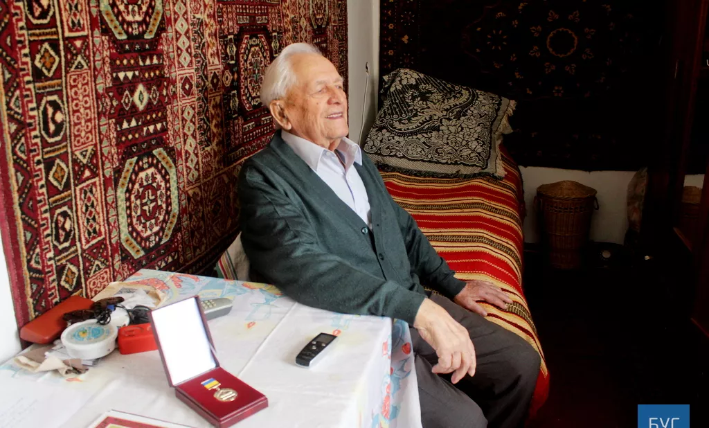 Народний депутат Ігорь Гузь передав почесному громадянину Володимира-Волинського нагороду Верховної Ради України 1