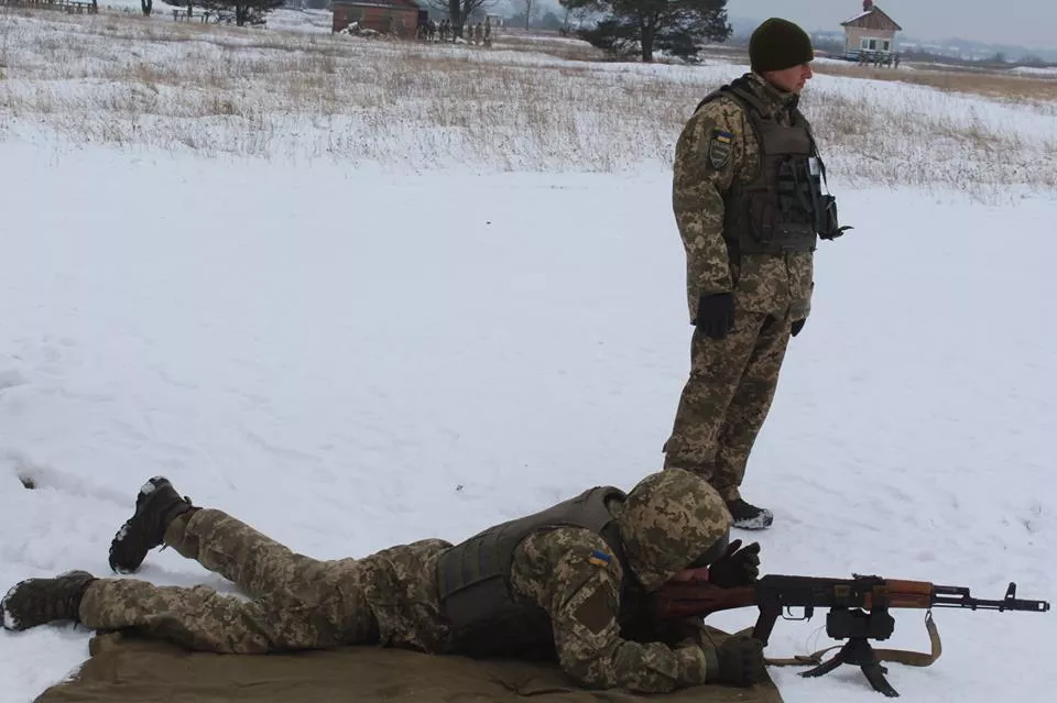 Військовослужбовці 14-ї бригади відновлюють навички стрільби зі стрілецької зброї 3