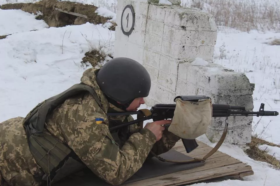 Військовослужбовці 14-ї бригади відновлюють навички стрільби зі стрілецької зброї 4