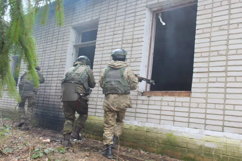 Бійці 14-ї бригади у взаємодії з іноземними відпрацьовують звільнення населених пунктів 10