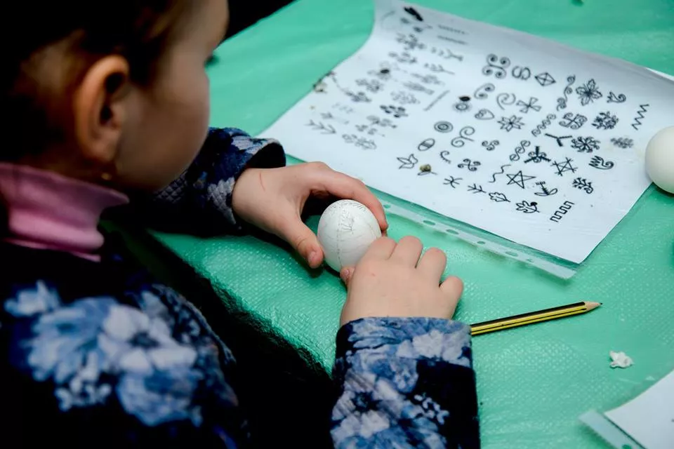 У Нововолинську в молодіжному центрі "Нові крила" відбувся майстер-клас із писанкарства 1