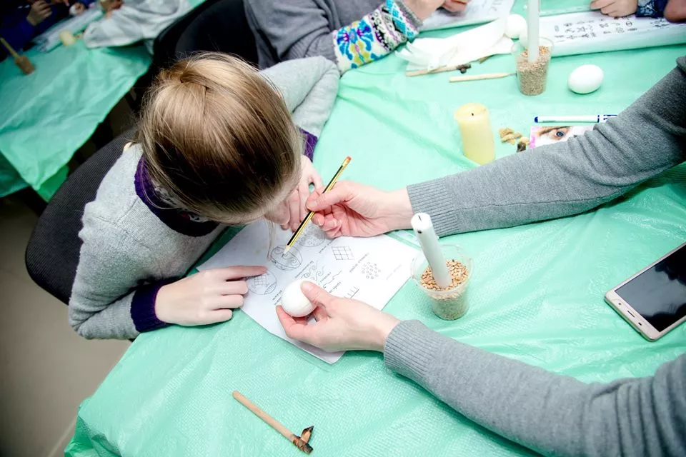 У Нововолинську в молодіжному центрі "Нові крила" відбувся майстер-клас із писанкарства 4