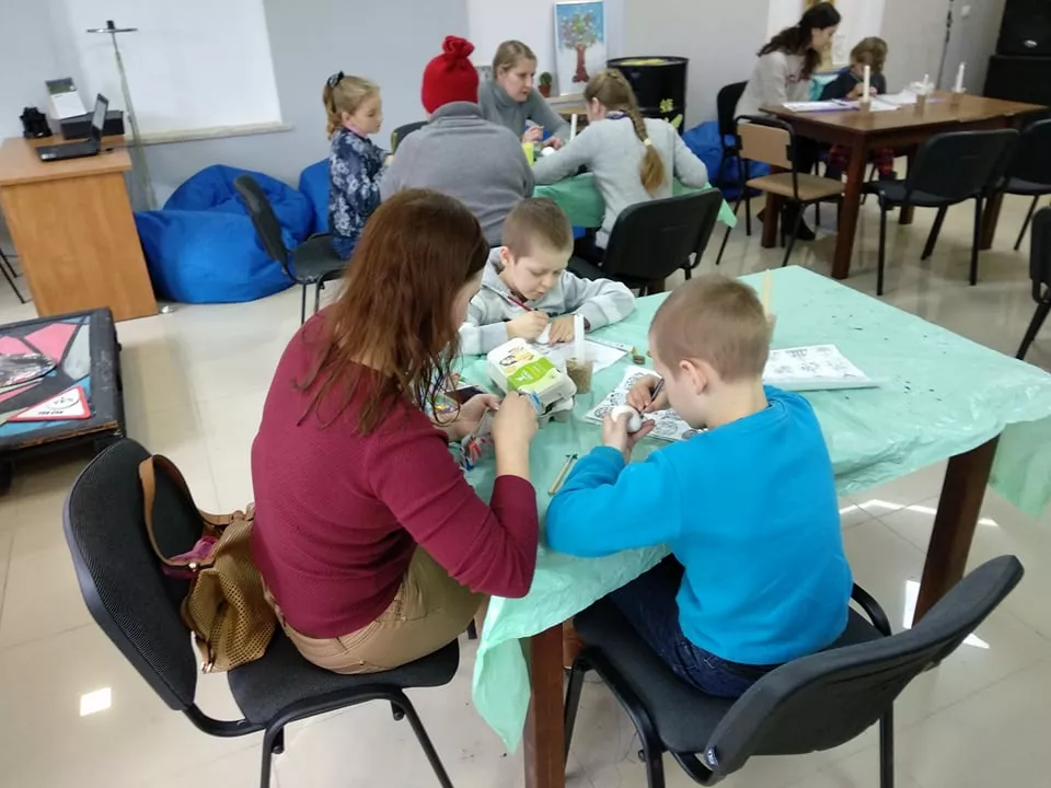 У Нововолинську в молодіжному центрі "Нові крила" відбувся майстер-клас із писанкарства 22