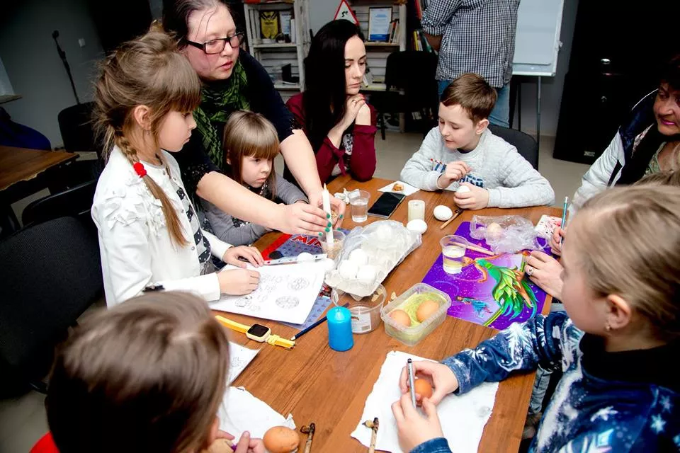 У Нововолинську в молодіжному центрі "Нові крила" відбувся майстер-клас із писанкарства 15