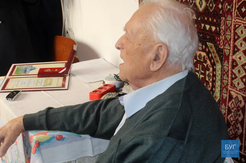 Народний депутат Ігорь Гузь передав почесному громадянину Володимира-Волинського нагороду Верховної Ради України 10