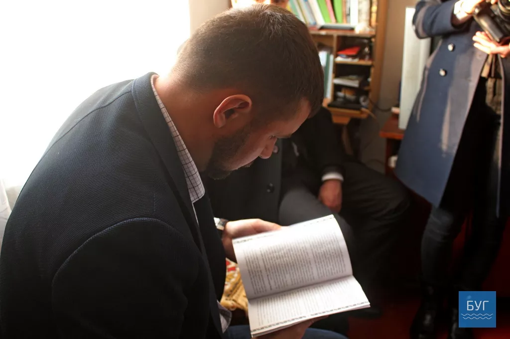 Народний депутат Ігорь Гузь передав почесному громадянину Володимира-Волинського нагороду Верховної Ради України 9