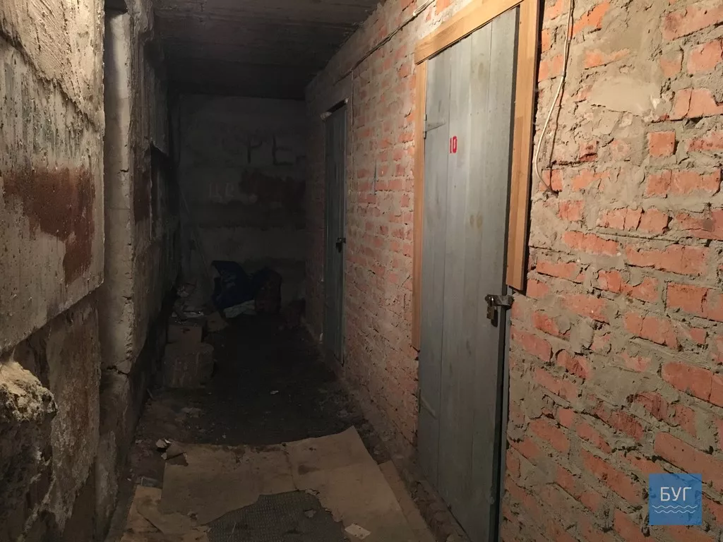 "Запах бензину, захаращені проходи", - мешканка будинку в Нововолинську вимагає навести лад у підвалі 4