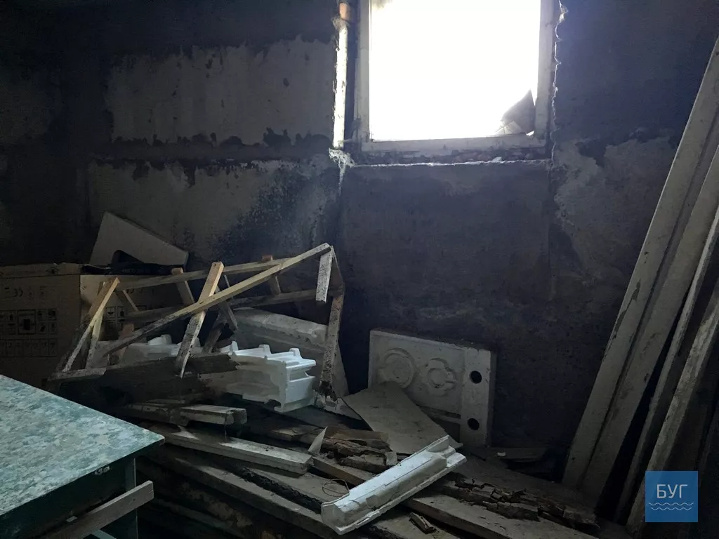 "Запах бензину, захаращені проходи", - мешканка будинку в Нововолинську вимагає навести лад у підвалі 8