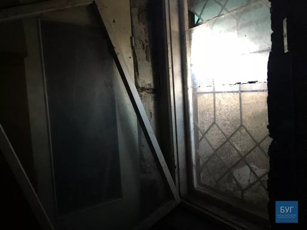 "Запах бензину, захаращені проходи", - мешканка будинку в Нововолинську вимагає навести лад у підвалі 9