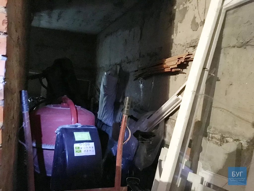 "Запах бензину, захаращені проходи", - мешканка будинку в Нововолинську вимагає навести лад у підвалі 5