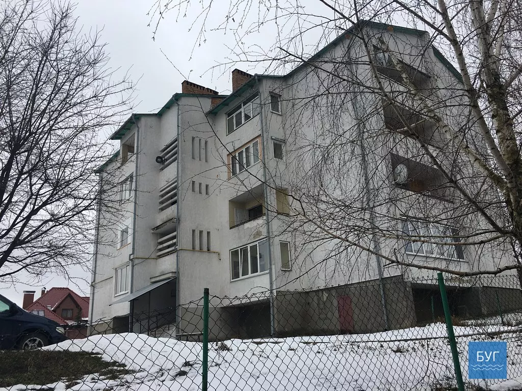 "Запах бензину, захаращені проходи", - мешканка будинку в Нововолинську вимагає навести лад у підвалі 2