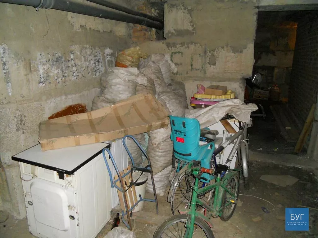 "Запах бензину, захаращені проходи", - мешканка будинку в Нововолинську вимагає навести лад у підвалі 7