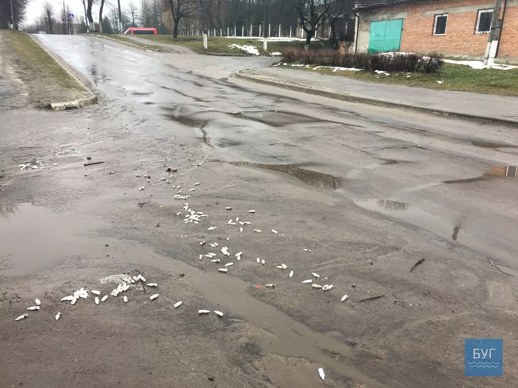 Близько ста порожніх флаконів з-під "наркоманських ліків" розкидано поблизу швидкої у Нововолинську 4