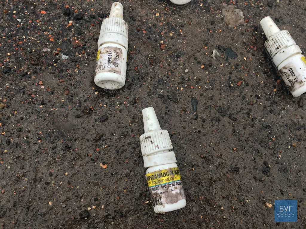 Близько ста порожніх флаконів з-під "наркоманських ліків" розкидано поблизу швидкої у Нововолинську 2