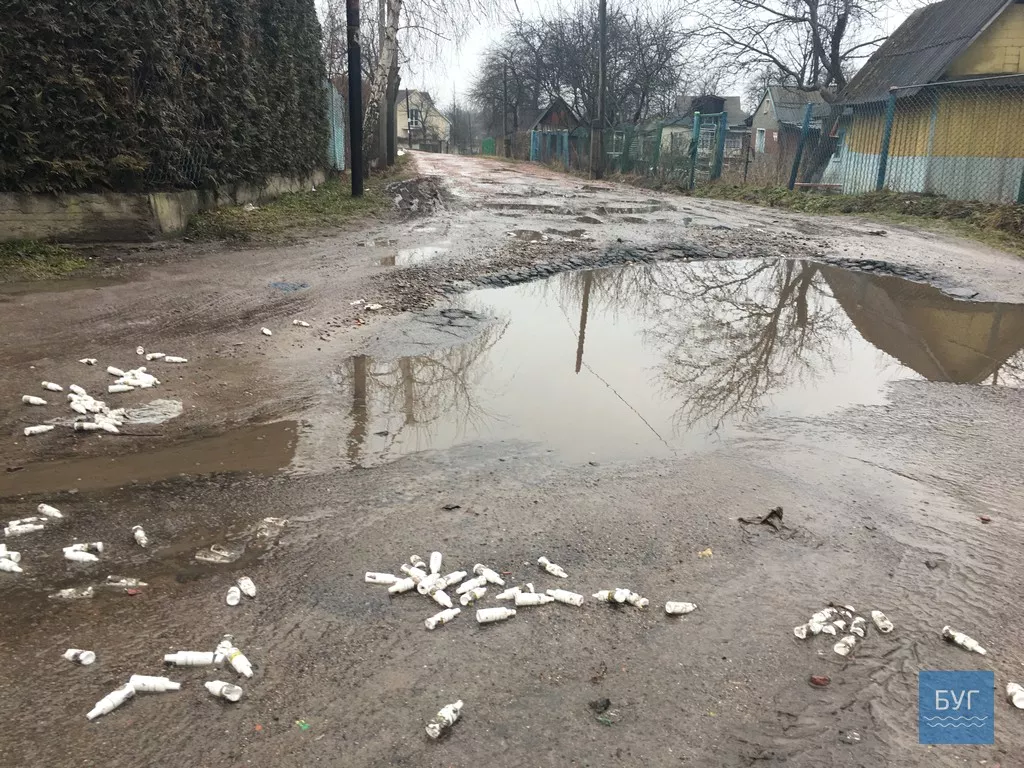 Близько ста порожніх флаконів з-під "наркоманських ліків" розкидано поблизу швидкої у Нововолинську 3