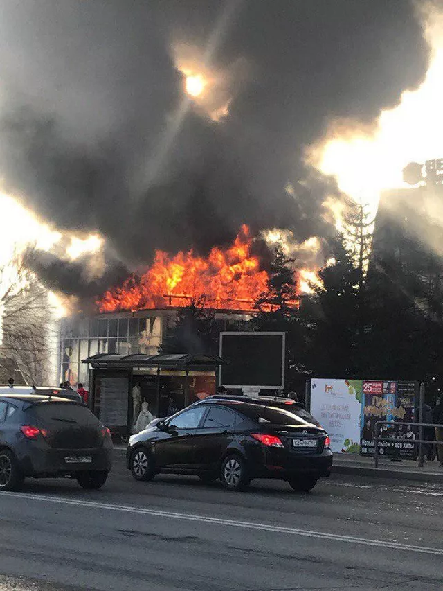 В Росії спалахнула нова масштабна пожежа: загорілася прибудова до торгово-розважального центру 3