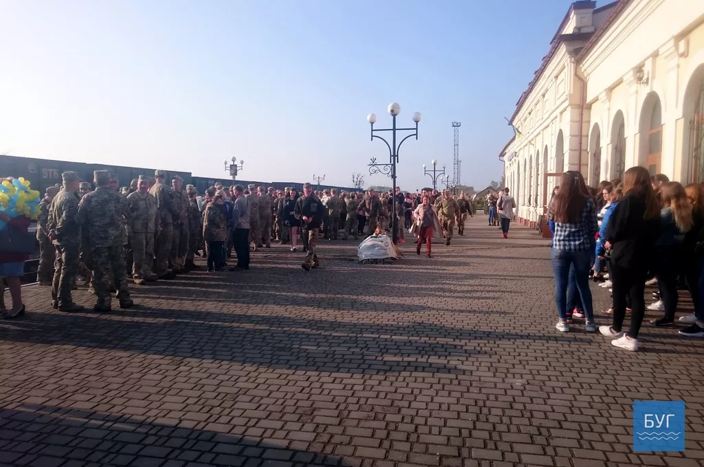 На Володимир-Волинському залізничному вокзалі другий ранок поспіль зустрічали захисників 7