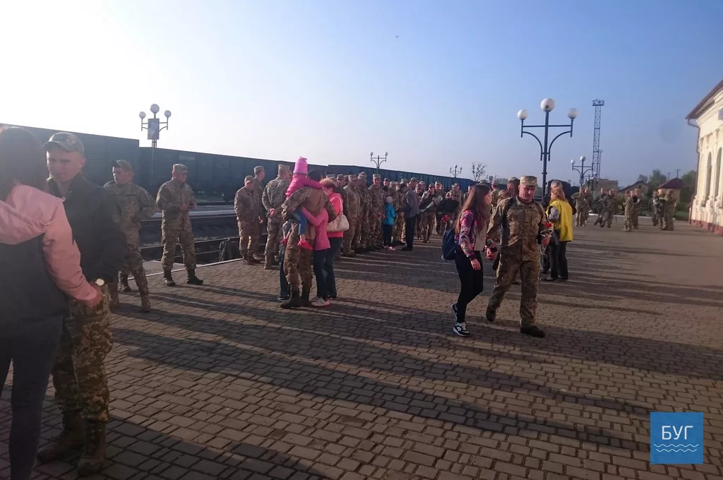 На Володимир-Волинському залізничному вокзалі другий ранок поспіль зустрічали захисників 8