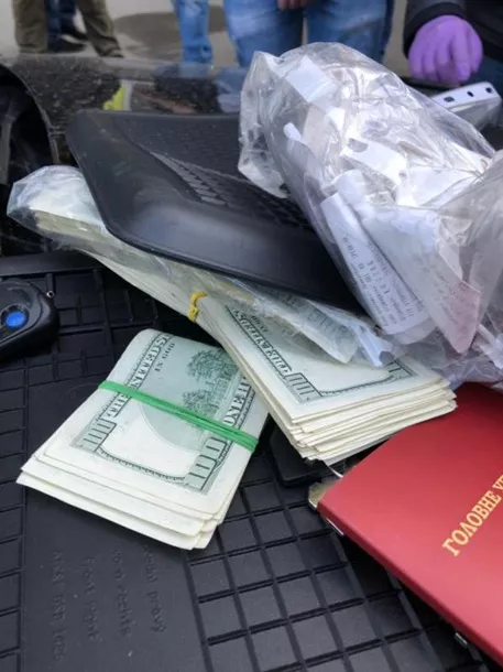 На великому хабарі взяли співробітника главку СБУ 3