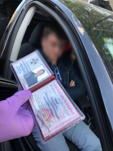 На великому хабарі взяли співробітника главку СБУ 4