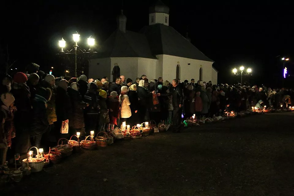 У Свято-Михайлівському храмі Нововолинська освятили великодні кошики 28