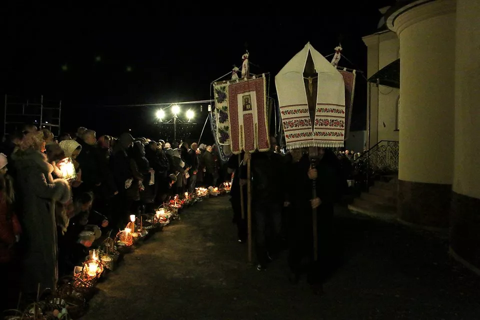 У Свято-Михайлівському храмі Нововолинська освятили великодні кошики 8