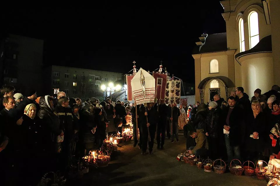 У Свято-Михайлівському храмі Нововолинська освятили великодні кошики 12