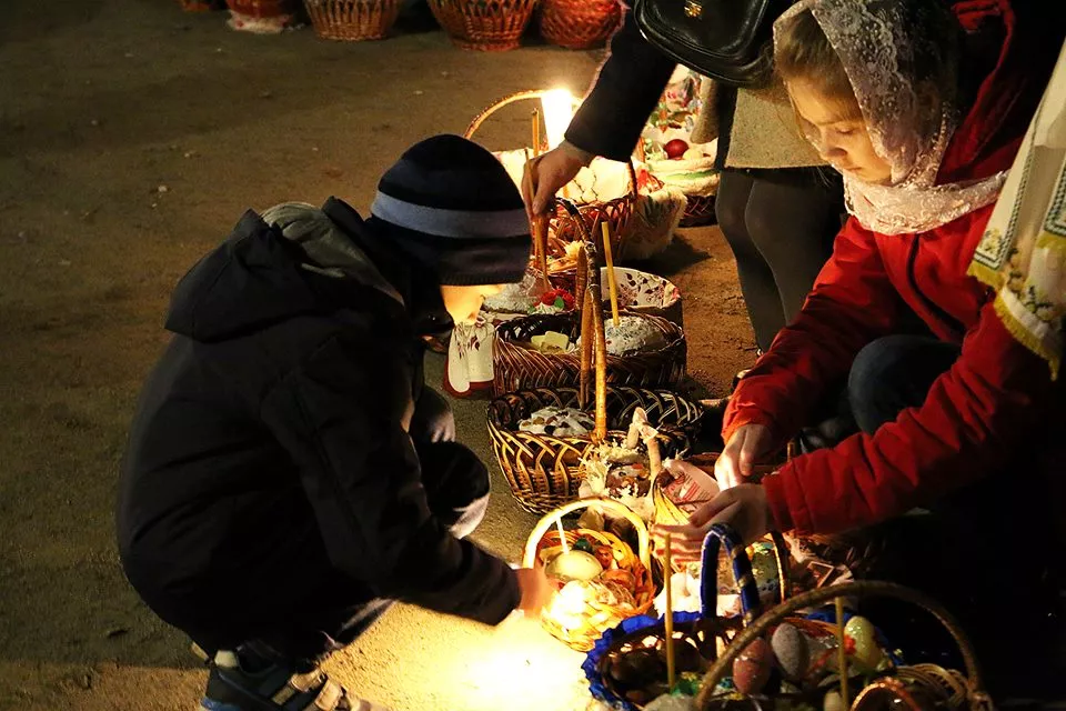 У Свято-Михайлівському храмі Нововолинська освятили великодні кошики 15