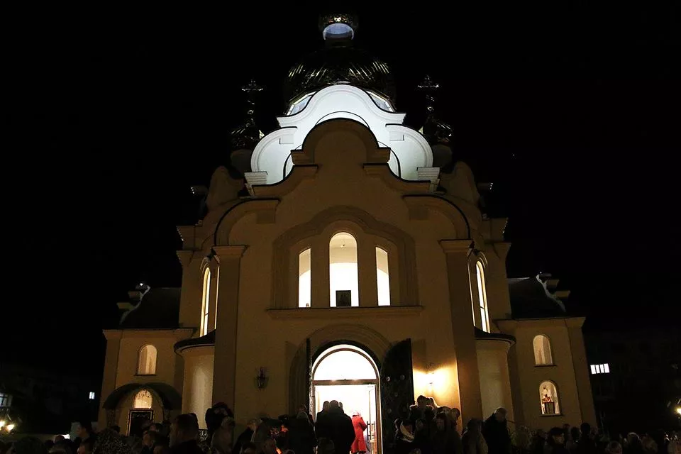 У Свято-Михайлівському храмі Нововолинська освятили великодні кошики 17