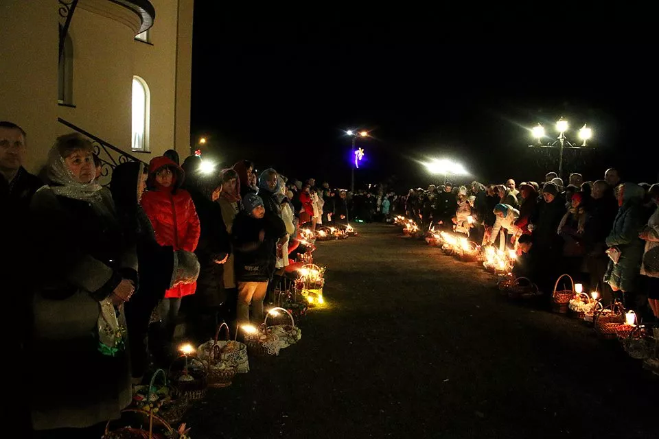 У Свято-Михайлівському храмі Нововолинська освятили великодні кошики 18