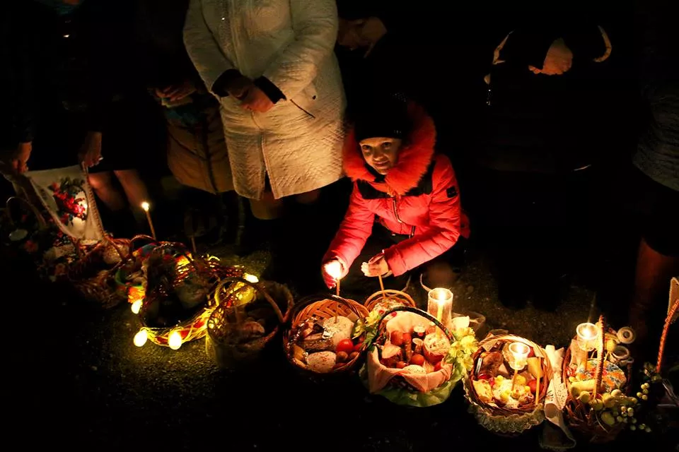 У Свято-Михайлівському храмі Нововолинська освятили великодні кошики 22