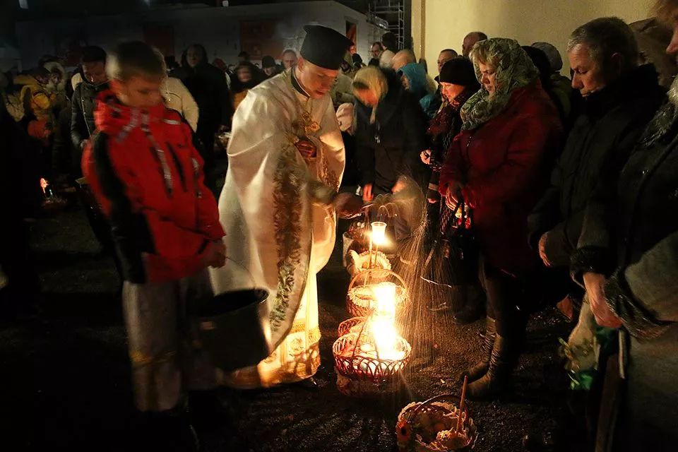 У Свято-Михайлівському храмі Нововолинська освятили великодні кошики 23