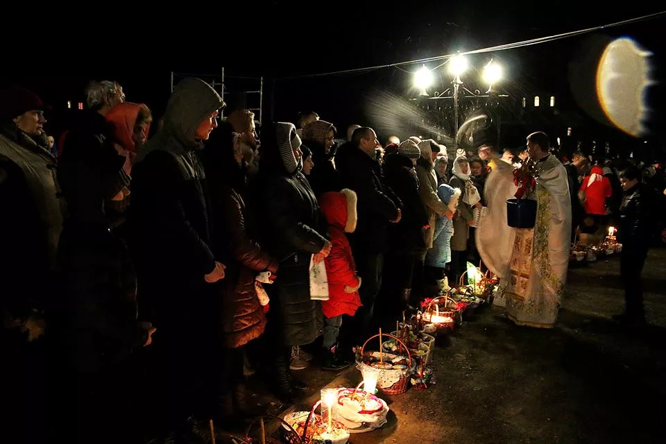 У Свято-Михайлівському храмі Нововолинська освятили великодні кошики 25