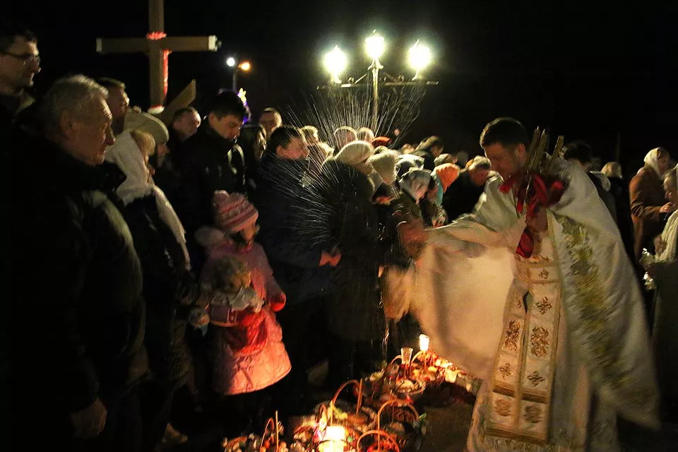 У Свято-Михайлівському храмі Нововолинська освятили великодні кошики 3