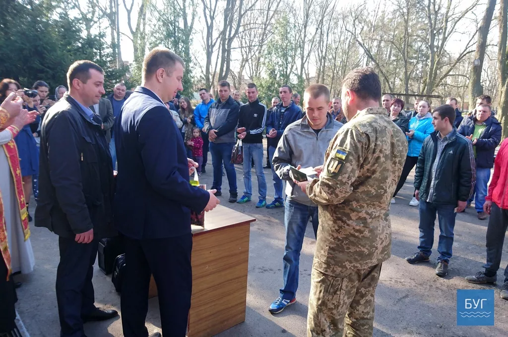 У Володимирі-Волинському відбулася перша весняна відправка юнаків на строкову службу 5
