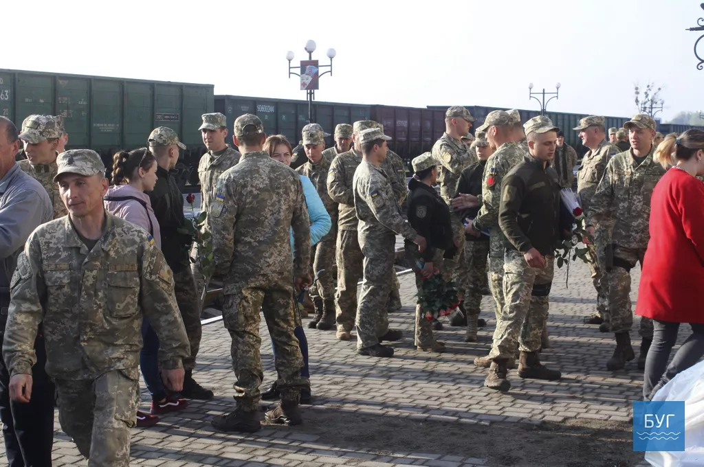 На Володимир-Волинському залізничному вокзалі другий ранок поспіль зустрічали захисників 9