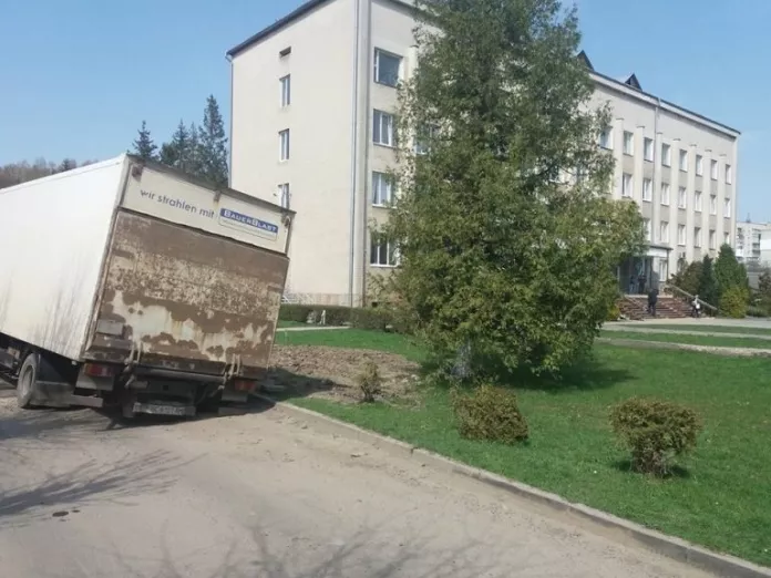На Львівщині провалилося дорожнє полотно 1