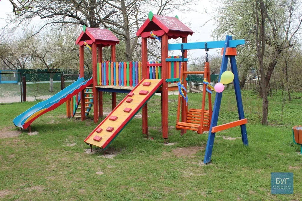 У Зимнівській ОТГ одразу відкрили три дитячі майданчики та один комп'ютерний клас 12