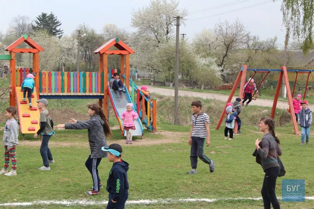 У Зимнівській ОТГ одразу відкрили три дитячі майданчики та один комп'ютерний клас 19