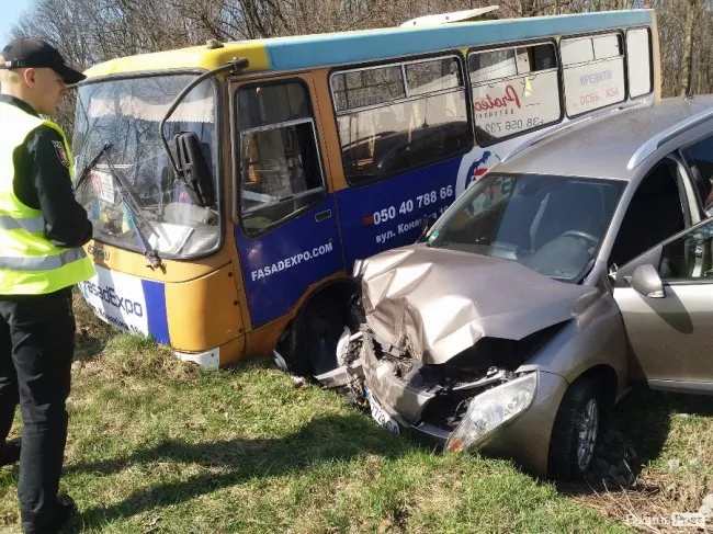 Під Луцьком маршрутка зіткнулася із легковиком 2