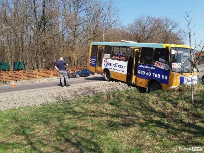 Під Луцьком маршрутка зіткнулася із легковиком 3