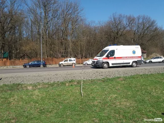 Під Луцьком маршрутка зіткнулася із легковиком 4