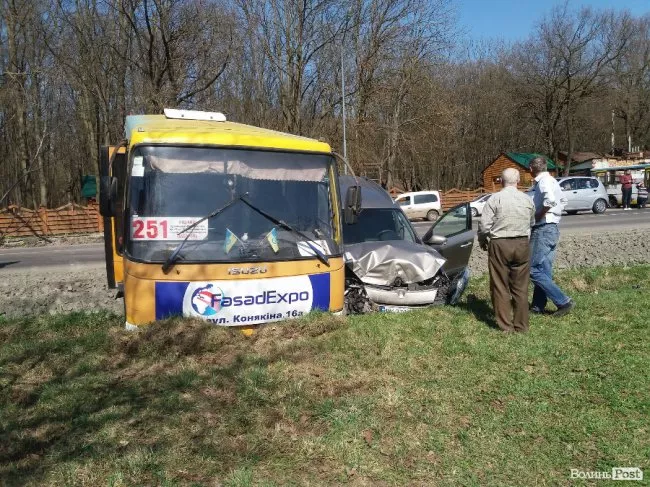Під Луцьком маршрутка зіткнулася із легковиком 5
